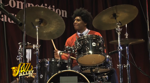 Justin Brown  la soirée de gala de la Thelonious Monk Competition (2012, copie d'écran vidéo Jazz Alley)