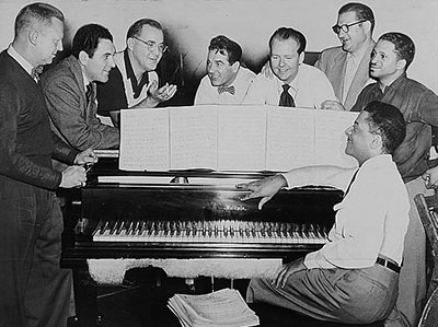 Vernon Brown, Georgie Auld, Benny Goodman, Gene Krupa, Clint Neagley, Ziggy Elman, Israel Crosby, Teddy Wilson (assis) © Fred Palumbo by courtesy of Library of Congress