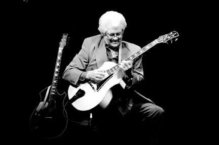 Larry Coryell at Ronnie Scott's, 10 june 2008 © David Sinclair Larry Coryell at Ronnie Scott's, 10 june 2008 © David Sinclair