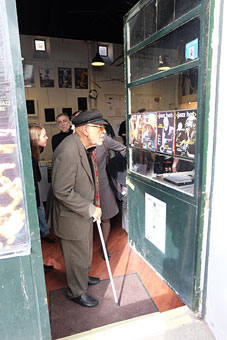 Hal Singer visitant l'exposition des 80 ans de Jazz Hot,  la FondAction Boris Vian, mars 2015 © Ellen Bertet