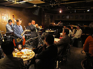 Kengo Nakamura (b), Kazuhiko Kondo (as), Gene Jackson (dm), Tomonao Hara (tp), 23 mai 2014, Body & Soul, Tokyo © Mathieu Perez