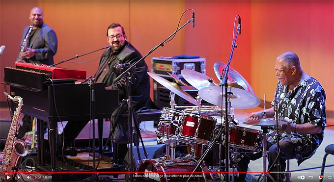 2019. Joey DeFrancesco, Troy Roberts (ts), Billy Hart (dm), «It Swung Wide Open, In The Key of The Universe», MIM Phoenix, AZ, juin 2019. Joey DeFrancesco, Troy Roberts (ts), Billy Hart (dm), «It Swung Wide Open, In The Key of The Universe», MIM Phoenix, AZ, juin