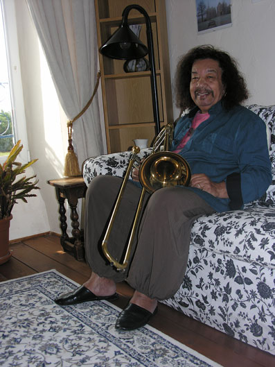 Avant le concert, à l’hôtel, une discussion en toute décontraction avec Raul de Souza, Langourla, 2019 © Yves Sportis Avant le concert, à l’hôtel, une discussion en toute décontraction avec Raul de Souza, Langourla, 2019 © Yves Sportis