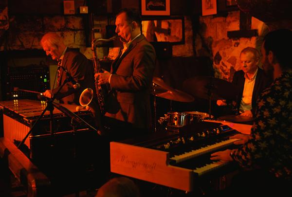 Dany Doriz (vib), Michel Pastre (ts), Didier Dorise (dm), C&eacute;sar Pastre (org), Caveau de La Huchette, 13 avril 2022 &copy; J&eacute;r�me Partage