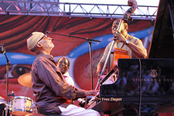 Ahmad Jamal, Herlin Riley et Reginald Veal © Guy Reynard