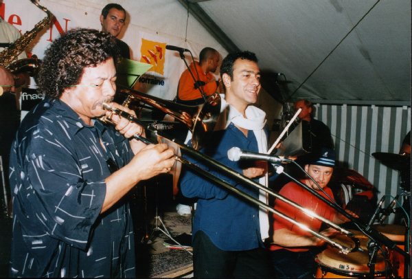 Raul de Souza (tb) en invité surprise du groupe de musique cubaine Y su piquete latino, avec Diego Pelez (perc, debout) et Fred El Pupo (perc, assis), Festival Swing  Xirocourt, 9 septembre 2000 © Christian Colnel, by courtesy of Swing  Xirocourt