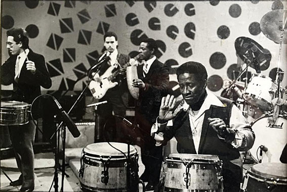 Bobby Sanabria, au début de sa carrire, avec Mongo Santamaria, sur Heatwave TV Show, c. 1981 © courtesy PBS TV, by courtesy of Bobby Sanabria