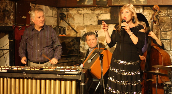 Dany Doriz (vib), Philippe Duchemin (p), Patricia Lebeugle (b), Tina May (voc), Caveau de La Huchette, 27 octobre 2010 © Jérme Partage