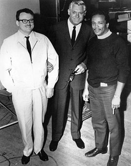 Toots, Cary Grant et Quincy Jones qui vient d'écrire la musique du film Walk, Don't Run (sortie 1966),  laquelle contribuent Toots, Harry Sweets Edison et Peggy Lee, un film de Charles Walters dont l'action se déroule  Tokyo, o joue Cary Grant © Photo X, Coll. Jean-Marie Hacquier by courtesy