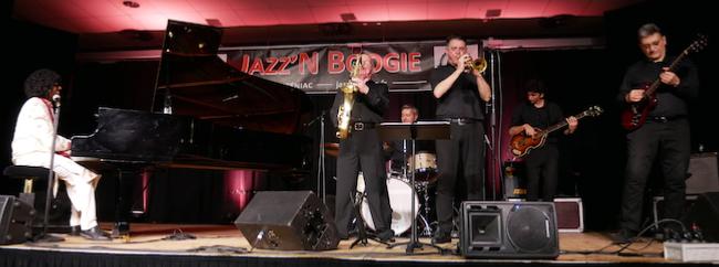 Nirek Mokar (p,voc) et ses Boogie Messengers: Claude Braud (ts), Guillaume Nouaux (dm), J&eacute;r�me Etcheberry (tp), Pierre-Jean M&eacute;ric (b), Stan Noubard Pacha (g), Jazz'N Boogie, Tint&eacute;niac, 13 juin 2025 &copy; J&eacute;r�me Partage