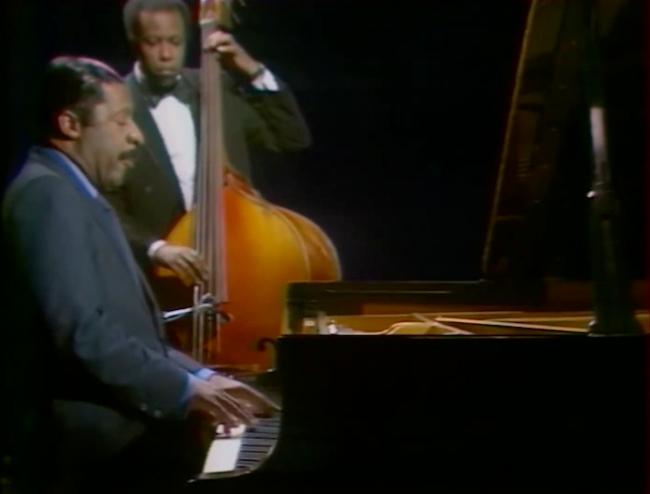 Erroll Garner (b) et Ernest McCarty Jr., Paris, 1973, image extraite de YouTube