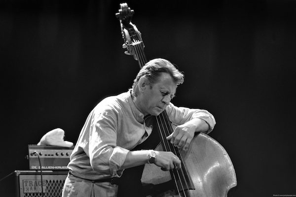 George Mraz (avec le trio Joe Henderson, ts, Al Foster, dm), Dinant, Belgique, juillet 1994 © Jacky Lepage George Mraz (avec le trio Joe Henderson, ts, Al Foster, dm), Dinant, Belgique, juillet 1994 © Jacky Lepage