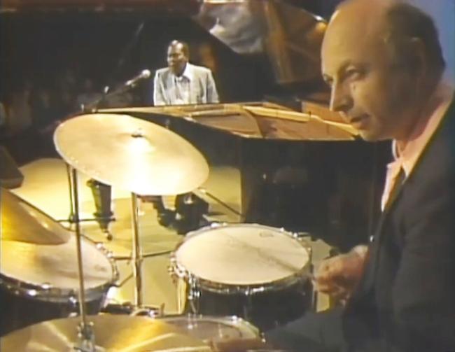Memphis Slim (p,voc) et Michel Denis (dm), Vancouver Folk Festival, Canada, 1983, image extraite de YouTube