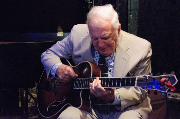 Bucky Pizzarelli, Smalls, New York, 2014 © Mathieu Perez