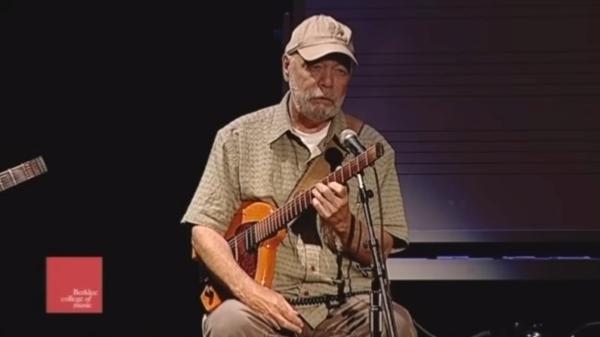 Mick Goodrick donnant une master class au Berklee College of Music, Boston, MA, aot 2012, image extraite de YouTube