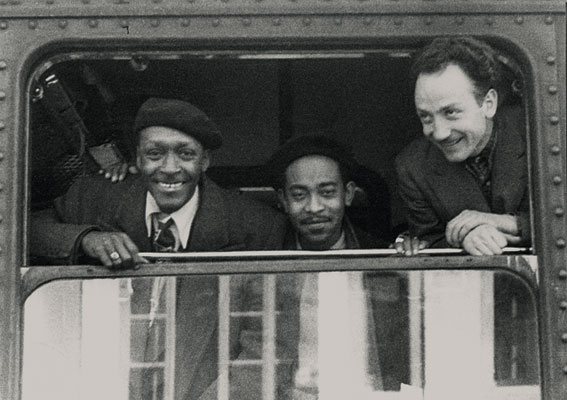 Bill Coleman, Don Byas et Roger Paraboschi © photo X by courtesy of Roger Paraboschi (parue dans Jazz Hot n°573) Bill Coleman, Don Byas et Roger Paraboschi © photo X by courtesy of Roger Paraboschi (parue dans Jazz Hot n°573)