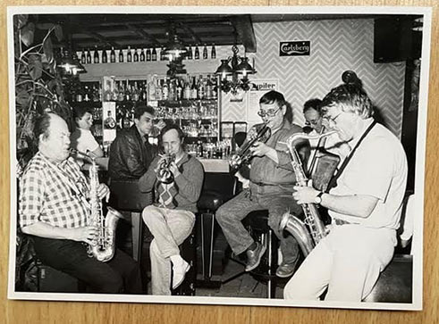 De gauche à droite: Jacques Pelzer (as), Jean Linsman (tp), John Eardley (tp) José Bedeur (b), Robert Jeanne (ts), dans les années 1990 © Jimmy Vander Plas/Archives Maison du Jazz de Liège by courtesy De gauche à droite: Jacques Pelzer (as), Jean Linsman (tp), John Eardley (tp) José Bedeur (b), Robert Jeanne (ts), dans les années 1990 © Jimmy Vander Plas/Archives Maison du Jazz de Liège by courtesy