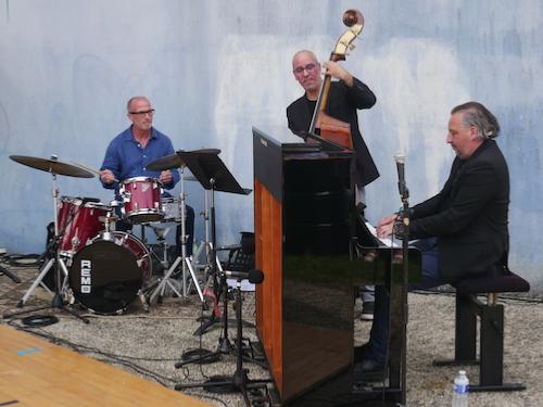 St&eacute;phane Stanger (dm), Michel Rosciglione (b), Edouard Leys (p), Jazz'N Boogie, Tint&eacute;niac, 14 juin 2025 &copy; J&eacute;r�me Partage