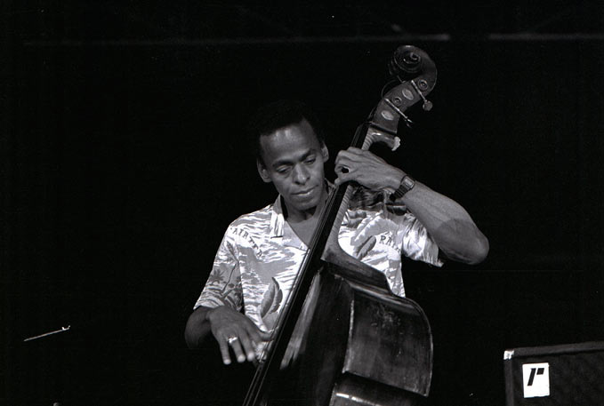 Cecil McBee, Marseille, Cri du Port, Thétre Toursky, 1984 © Ellen Bertet