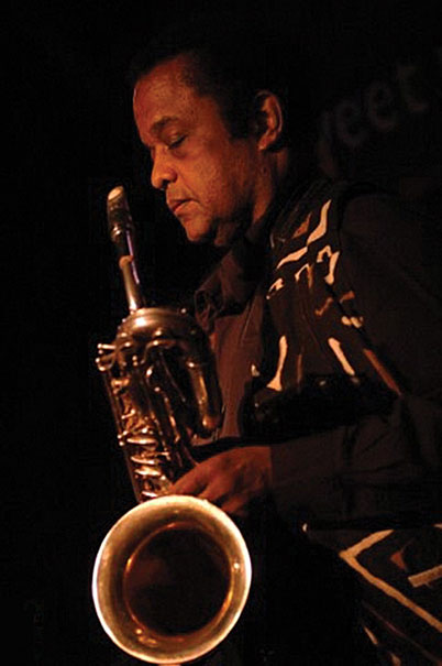 Howard Johnson au saxopghone baryton © photo X by courtesy of www.hojotuba.com Howard Johnson au saxopghone baryton © photo X by courtesy of www.hojotuba.com
