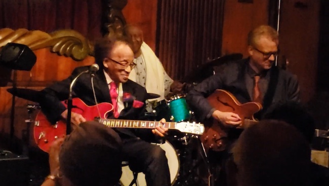 Les 95 ans de George Freeman avec Mike Allemana (g) et Bernard Purdie (dm), Green Mill, WZRD Chicago, 8 avril 2022, image extraite de YouTube