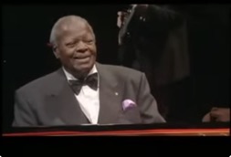 Oscar Peterson et Oliver Jones � quatre mains au Festival de Montr&eacute;al le 10 juillet 2004, images extraites de YouTube