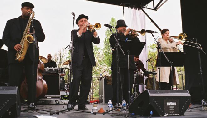 Le Spirit of Life Ensemble, de gauche  droite: Ray Blue (ts), Doug Sides (dm), Rob Henke (tp), Rasul Siddik (tp), Daoud-David Williams (perc), Sarah Morrow (tb), Jardin d'acclimatation (concert Spirit of Jazz), Paris, avril 2009 © Jose M. Horna