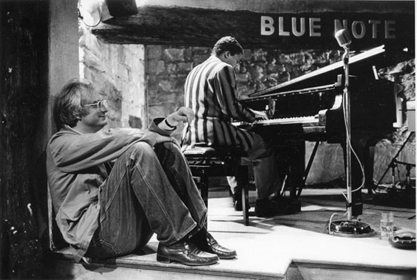  Bertrand Tavernier sur le tournage écoutant, en amateur de jazz, Herbie Hancock, 1985 © Etienne George by courtesy of Little Bear