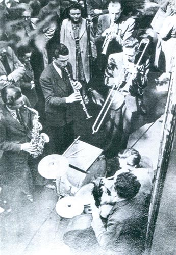 Claude Abadie et Boris Vian faisant le bœuf dans la cour du pavillon Chaptal (siège de Jazz Hot et du H.C.F.) © Photo X, by courtesy of Laurent Coste Claude Abadie et Boris Vian faisant le bœuf dans la cour du pavillon Chaptal (siège de Jazz Hot et du H.C.F.) © Photo X, by courtesy of Laurent Coste