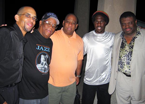 De gauche  droite: Darryl Hall, Bootsie Barnes, Charles Fambrough, Derrick Hodges, Mulgrew Miller, Atlantic City, NJ, 2004 © Photo X, collection Darryl Hall by courstesy