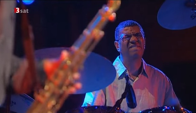 Jack DeJohnette invite Ravi Coltrane (ts,ss), Bela Szakcsi Lakatos Jr., R�bert Szakcsi Lakatos, Kalman Olah, Bela Szakcsi Lakatos (p), Palle Danielsson (b), Jazz Baltica, Salzau, Allemagne, 2 juillet 2005, image extraite de YouTube