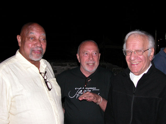 Kenny Barron, le parrain, Jean Pelle, l'ami et présentateur, et Roger Mennillo, Jazz  Beaupré, juillet 2009 © Felix W. Sportis