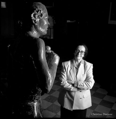 Eglal Farhi devant la statue de pltre de Billie Holiday, entrée du New Morning, juillet 1993 © Christian Ducasse