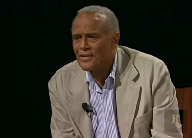 Harry Belafonte participant  un débat Une musique engagée pour une citoyenneté responsable, Ohio State University, 2003, image extraite de YouTube