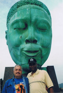 Sergio Veschi (Red Records) et Bobby Watson devant le monument dédié  Charlie Parker  Kansas City ©Sergio Veschi by courtesy