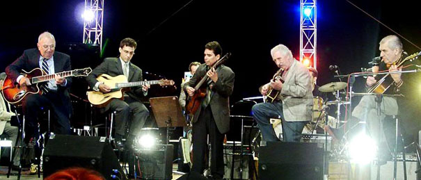 Bucky Pizzarelli, Frank Vignola, Howard Alden, Al Viola, Marty Grosz, 2002 © Lisiane Laplace