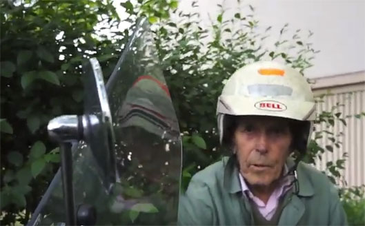 Claude Abadie et son scooter Claude Abadie et son scooter