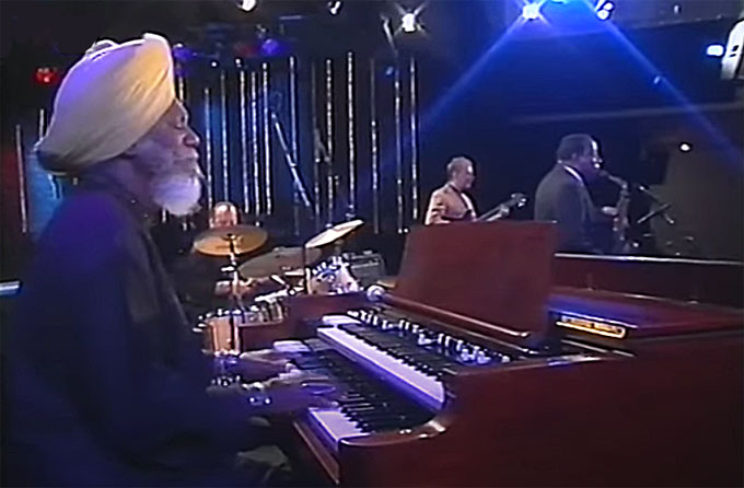 Dr. Lonnie Smith en 2000, avec Lou Donaldson (as), Randy Johnston (g), Danny Burger (dm), Internationale Jazzwoche Burghausen, Allemagne, image extraite de YouTube (cf. vidéographie)