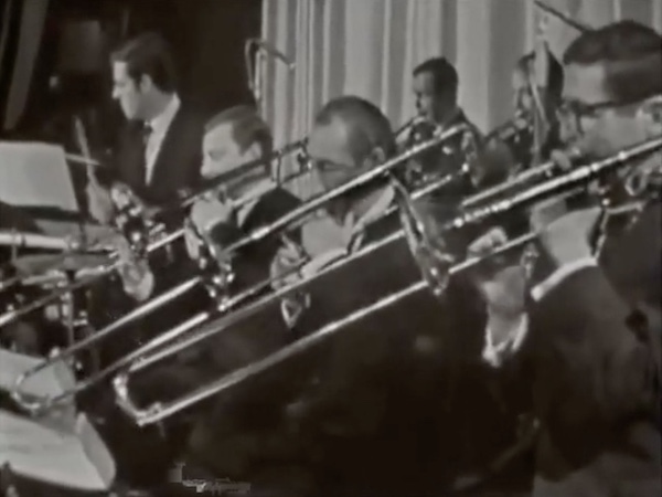 Claude Gousset  la gauche de la section de trombone du big band de Jean-Claude Naude, Thétre de la Mutualité, Paris, 3 novembre 1965, image extraite de DailyMotion