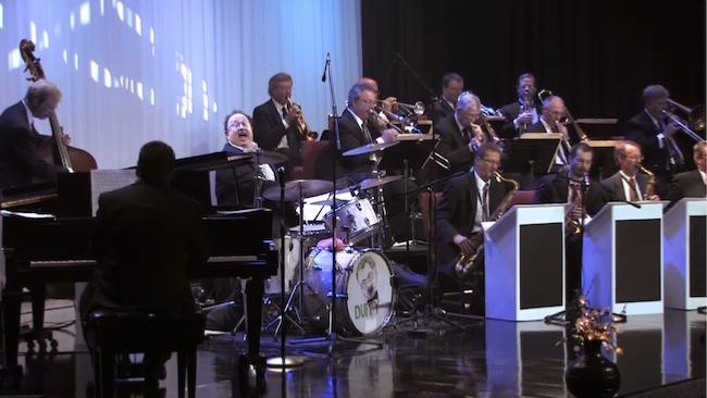 Duffy Jackson Big Band avec le pasteur Johnny Minick (p), Smyrna, TN, 2012, image extraite de YouTube Duffy Jackson Big Band avec le pasteur Johnny Minick (p), Smyrna, TN, 2012, image extraite de YouTube