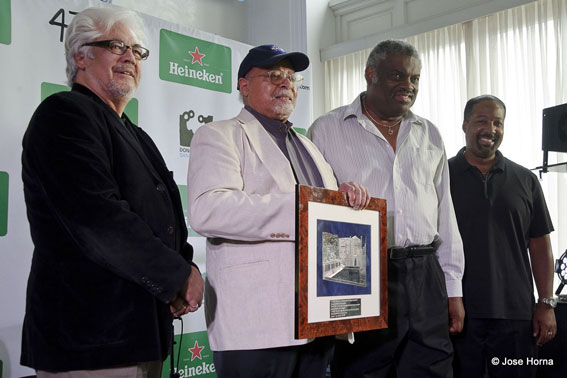 Jimmy Cobb reçoit le Prix Spécial lors du Festival Jazzaldia de San Sebastián, 20 juillet 2012,  entouré de Larry Coryell, Mulgrew Miller et Eric Reed © Jose Horna