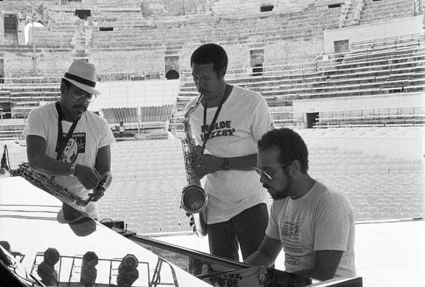 Sonny Fortune, Billy Harper, Stanley Cowell, lors de la balance, 11e Festival international de Jazz, Arnes de Nmes, 22 juillet 1986, groupe Great Friends comprenant en outre, Reggie Workman et Billy Hart © Ellen Bertet