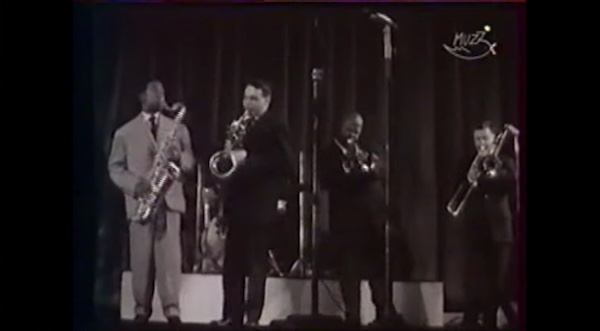 Don Byas (ts), Michel de Villers (bar), Teddy Buckner (tp), Claude Gousset (tb), Festival Jazz de Cannes, 8 juillet 1958, image extraite de YouTube