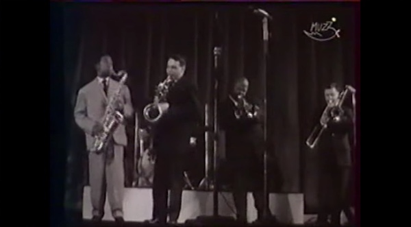 Don Byas (ts), Michel de Villers (bar), Teddy Buckner (tp), Claude Gousset (tb), Festival Jazz de Cannes, 8 juillet 1958, image extraite de YouTube Don Byas (ts), Michel de Villers (bar), Teddy Buckner (tp), Claude Gousset (tb), Festival Jazz de Cannes, 8 juillet 1958, image extraite de YouTube