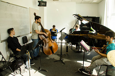 Jimmy Owens avec ses étudiants (New School, New York, septembre 2014) © Mathieu Perez