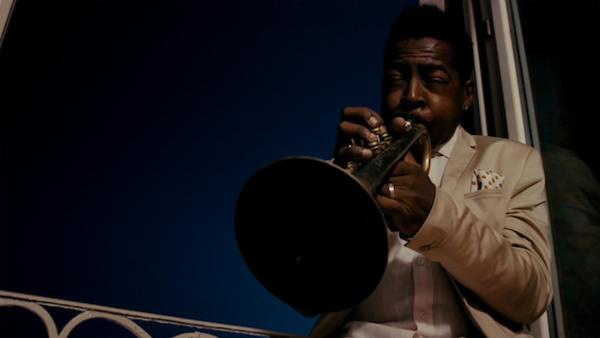 Roy Hargrove jouant � la fen�tre de son h�tel en Italie &copy; Eliane Henri by courtesy