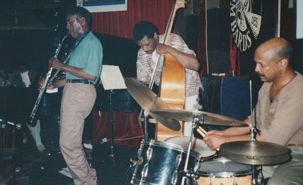 Sonny Simmons (ehorn), James Lewis (b), John Betsch (dm) au Duc Des Lombards, ancienne version, juillet 1995 © Alain Dupuy-Raufaste by courtesy 