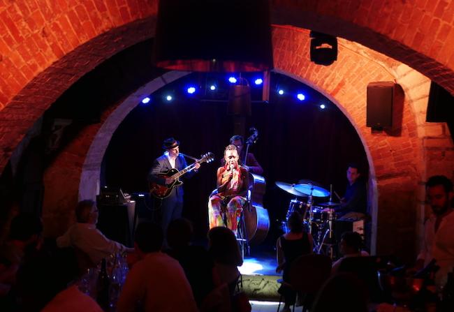 Amaury Chaumont (g), Shar�n Clark (voc), Nicola Sabato (b), Michael Santanastasio (dm), Mus&eacute;e du Vin, Paris &copy; J&eacute;r�me Partage