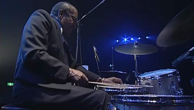 Jimmie Smith en trio avec Hank Jones et Santi Debriano, Kobe, Japon, 4 d&eacute;cembre 1996, image extraite de YouTube