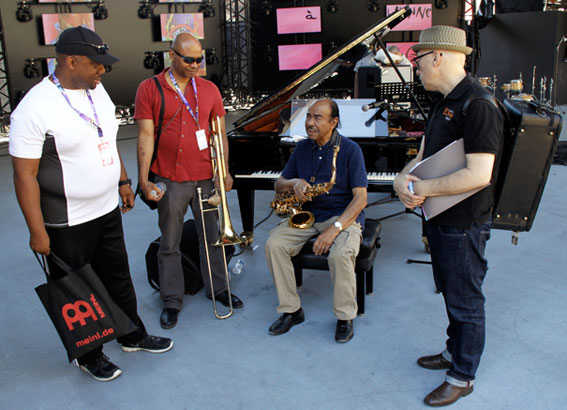 The Messengers Legacy: Ralph Peterson, Jr., Robin Eubanks, Brian Lynch, debout autour de Benny Golson,  l'invité d'honneur du groupe en tant que doyen des Messengers, sound check de Jazz  Vienne, 9 juillet 2015 © Pascal Kober